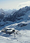 Station Gamsgarten, Liftanlagen und Skifahrer auf Pisten im Gletscherskigebiet, Stubaital, Tirol, Österreich