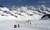 Liftanlagen und Skifahrer auf Pisten im Gletscherskigebiet, Stubaital, Tirol, Österreich