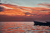 Afrika, Insel Mauritius, Indischer Ozean, Sonnenuntergang bei ruhiger See mit Booten