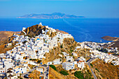 Blick auf das Dorf Chora und den Hafen von Livadi und die Insel Sifnos in der Ferne, Chora, Insel Serifos, Kykladen, Griechenland 