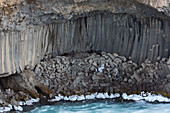 Strukturen im Basaltgestein am Fluss Skjalfandafljot, Nordurland eystra, Island