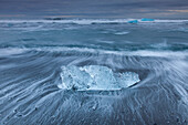 Eisbrocken am Strand Breidamerkursandur, Sudursveit, Island
