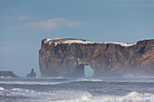 Blick auf das Felsentor von Dyrholaey, Winter, Suedisland, Island