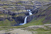 Wasserfall Folaldafoss im Gebirge Fossarfell, Austurland, Island