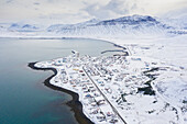 Blick auf den Ort Grundarfjoerdur am verschneiten Fjord, Winter, Grundarfjoerdur, Island