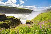 Gullfoss ist ein berühmter Wasserfall des Flusses Hvita, Sommer, Haukadalur, Island
