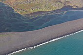 Sedimente im Wasser am Lavasandstrand Landeyjarsandur, Luftbild, Sommer, Island