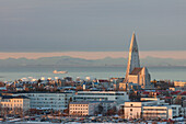 Blick auf die Hallgrimskirche und Reykjavik, Winter, Reykljavik, Island