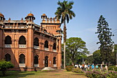 Reisegruppe geht am Curzon Hall-Gebäude der Universität Dhaka vorbei, Dhaka, Dhaka, Bangladesch, Asien