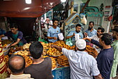 Männer am einem Marktstand, an dem frittiertes Essen verkauft wird, Barisal (Barishal), Bezirk Barisal, Bangladesch, Asien