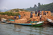 Lehmziegelarbeiter und Transportboot, in der Nähe von Barisal (Barishal), Bezirk Barisal, Bangladesch, Asien