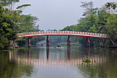 Spiegelung einer Brücke über Fluss, in der Nähe von Boithakata, Bezirk Pirojpur, Bangladesch, Asien