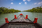 Bug eines Holzbootes, Kanäle im Mangrovengebiet Sundarbans, bei Pakhiralay, bei Gosaba, Distrikt South 24 Parganas, Westbengalen, Indien, Asien