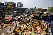  There is hustle and bustle everywhere at the Mullick Ghat Flower Market, Kolkata, Kolkata, India, Asia 