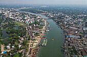 Luftaufnahme von Fluss Dakatiya und Stadt, Chandpur, Distrikt Chandpur, Bangladesch, Asien