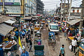 Luftaufnahme des geschäftigen Treibens auf einer Straße in der Innenstadt, Barisal (Barishal), Bezirk Barisal, Bangladesch, Asien