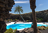  Tropischer Garten und Jameo Grande Schwimmbad Jameos de Aqua, entworfen von Cesar Manrique, Lanzarote, Kanarische Inseln, Spanien 