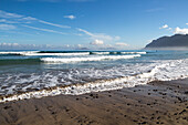 Atlantikküste, Strand und Wellen, Caleta de Famara, Lanzarote, Kanarische Inseln, Spanien