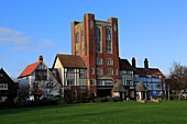 Exzentrische nachgeahmte Tudor-Architektur mit Wasserturm und Häusern, Thorpeness, Suffolk, England