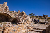 Menschen steigen Treppen zur Oberstadt zur Zitadelle auf dem Berg, Halbinsel Monemvasia, Lakonien, Peloponnes, Ägäis, Griechenland, Europa