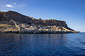 Blick auf Ort Monemvasia und Küste bei Sonnenuntergang, Halbinsel Monemvasia, Lakonien, Peloponnes, Ägäis, Griechenland, Europa