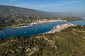 Luftaufnahme der Stadt und der Bucht, Insel Poros, Attika, Peloponnes, Ägäis, Griechenland, Europa