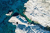 Luftaufnahme von Kreidefelsen am Sarakiniko-Strand mit Bucht und Küste, Sarakiniko, Milos, Kykladen, Südliche Ägäis, Griechenland, Europa