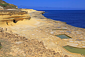 Historische alte Salzpfannen an der Küste in der Nähe von Marsalforn, Insel Gozo, Malta