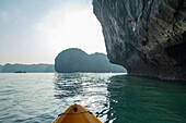  Sea kayaking excursion for passengers of the cruise ship Ylang (Heritage Line), Lan Ha Bay, Haiphong, Vietnam, Asia 