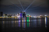 Skyline und Lichter der Stadt gesehen von Bord des Flusskreuzfahrtschiffs The Jahan (Heritage Line) auf dem Mekong bei Nacht, Phnom Penh, Kambodscha, Asien