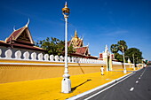 Gelber Pfad und Palastmauer in der Nähe des Eingangs zum Königspalast, Phnom Penh, Kambodscha, Asien