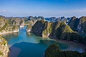 Luftaufnahme des Kreuzfahrtschiffs Ylang (Heritage Line) vor Karstinseln, Lan Ha Bay, Haiphong, Südchinesisches Meer, Vietnam, Asien