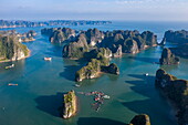 Luftaufnahme des Kreuzfahrtschiffs Ginger (Heritage Line) und Schwimmendes Fischerdorf inmitten von Karstinseln, Lan Ha Bay, Haiphong, Südchinesisches Meer, Vietnam, Asien