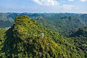 Luftaufnahme des Cat Ba Nationalparks auf der Insel Cat Ba mit Aussichtsplattform auf dem Ngu Lam Peak, Lan Ha Bay, Haiphong, Nordvietnam, Vietnam, Asien