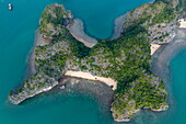 Luftaufnahme von Strand und Karstinseln, Lan Ha Bay, Haiphong, Südchinesisches Meer, Vietnam, Asien