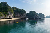 Luftaufnahme eines Kajakausflugs zwischen den Karstfelsen, Lan Ha Bay, Haiphong, Südchinesisches Meer, Vietnam, Asien