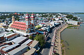 Luftaufnahme des Cao Dai Tempels und der Stadt mit dem Mekong-Fluss, Tan Chau (Tân Châu), Provinz An Giang, Vietnam, Asien