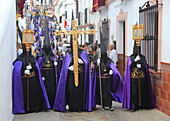 Christliche Osterprozession durch die Straßen von Setenil de las Bodegas, Provinz Cadiz, Spanien