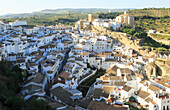 Weiß getünchte Gebäude am Hang im Dorf Setenil de las Bodegas, Provinz Cadiz, Andalusien, Spanien