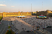 Menschen auf dem Hauptplatz Zocalo, Plaza De La Constitucion, Centro Histórico, Mexiko-Stadt, Mexiko