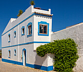 Haus, Architekturstil mit weiß getünchten Wänden und blau gestrichenen Elementen, Cacela Velha, Vila Real de Santo António, Algarve, Portugal, Südeuropa