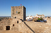 Historische ummauerte Burg im Bergdorf Monsaraz, Alto Alentejo, Portugal, Südeuropa