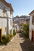 Gepflasterte Gasse in Judiara, dem ehemaligen jüdischen Teil von Castelo de Vide, Alto Alentejo, Portugal, Südeuropa