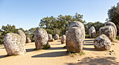 Neolithischer Steinkreis aus Granitblöcken, Cromeleque dos Almendres, Distrikt Evora, Alentejo, Portugal, Südeuropa