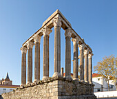 Templo Romano, Roman temple, ruins dating from 2nd or early 3rd century, commonly referred to as Temple of Dianan, but possibly dedicated to Julius Caesar. 14 Corinthian columns capped with marble from Estramoz. Evora, Alto Alentejo, Portugal, southern Europe