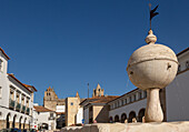 Brunnen im Largo das Portas de Moura mit Blick auf die Kathedrale und die umliegenden historischen Gebäude im Stadtzentrum von Evora, Alto Alentejo, Portugal, Südeuropa