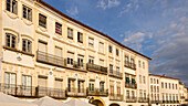 Historische Gebäude auf dem Platz im Stadtzentrum in der Abenddämmerung, Giraldo-Platz, Praça do Giraldo, Evora, Alto Alentejo, Portugal, Südeuropa
