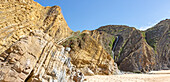 Sedimentgestein in einer Klippe am Praia dos Alteirinhos, Zambujeira do Mar, Parque Natural do Sudoeste Alentejano e Costa Vicentina, Costa Vicentina und Naturpark Südwest-Alentejo, Zambujeira do Mar, Küstenregion Alentejo, Portugal