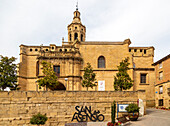 Historische Kirche der Himmelfahrt und Ortsschild für San Asensio, La Rioja Alta, Spanien