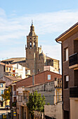 Historische Gebäude und Himmelfahrtskirche im Dorf San Asensio, La Rioja Alta, Spanien
